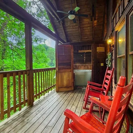 Do Not Disturb - Pigeon Forge Smoky Mountain Studio Cabin, Hot Tub, Fireplace